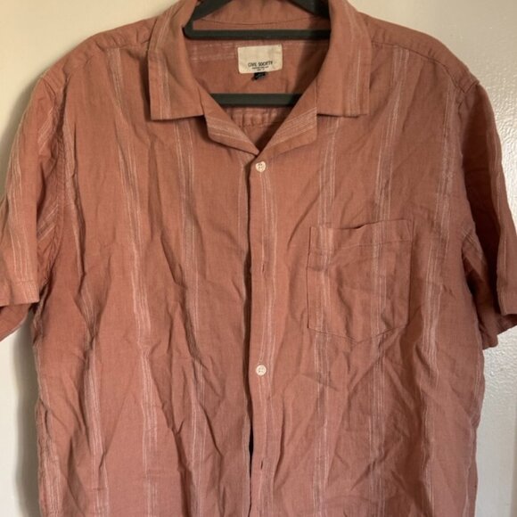 Relaxed beach style button down shirt. - Picture 1 of 3